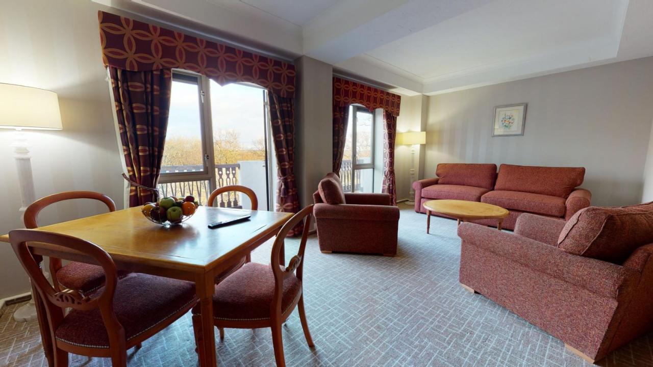 Coppid Beech Hotel Бракнел Екстериор снимка